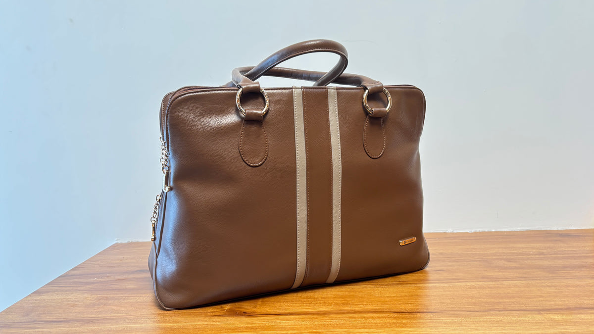Elegant and classic this women’s Handbag  crafted  from premium-quality
