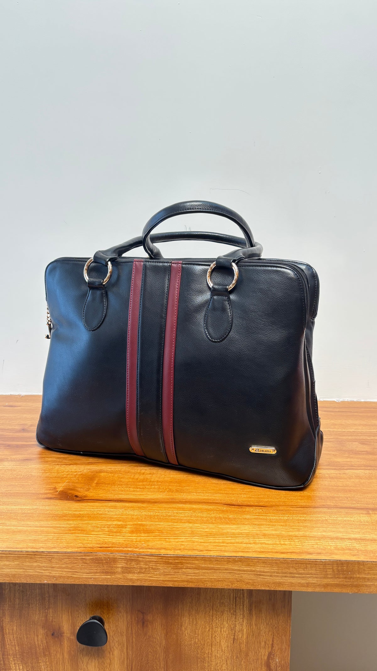 Elegant and classic this women’s Handbag  crafted  from premium-quality