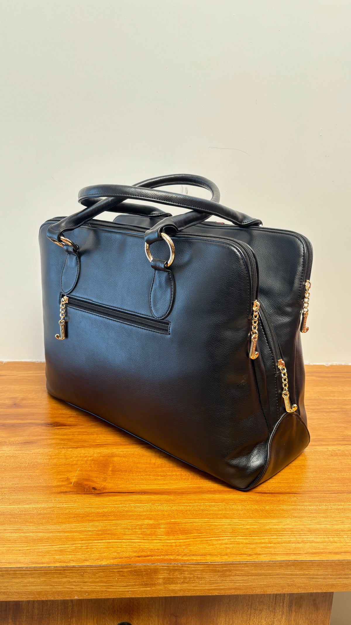 Elegant and classic this women’s Handbag  crafted  from premium-quality