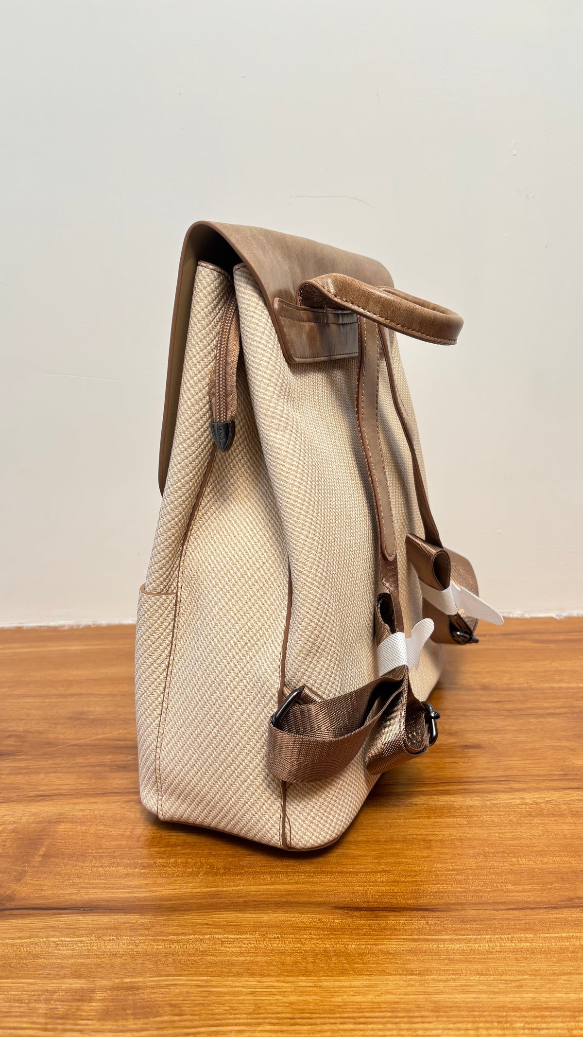Elegant and versatile, this women’s shoulder bag premium-quality beige shade